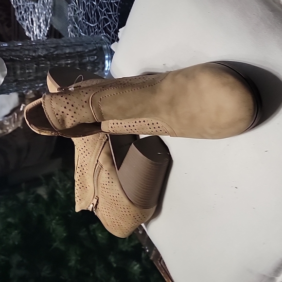 MANDEN Girl Booties size 9 color tan - Picture 11 of 11